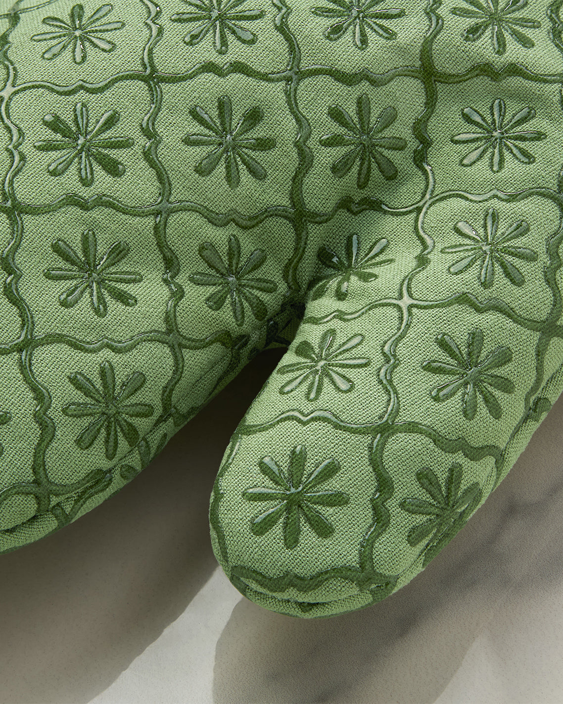 Geometric Floral Silicone Oven Mitt Set in Seafoam Green - Draper James