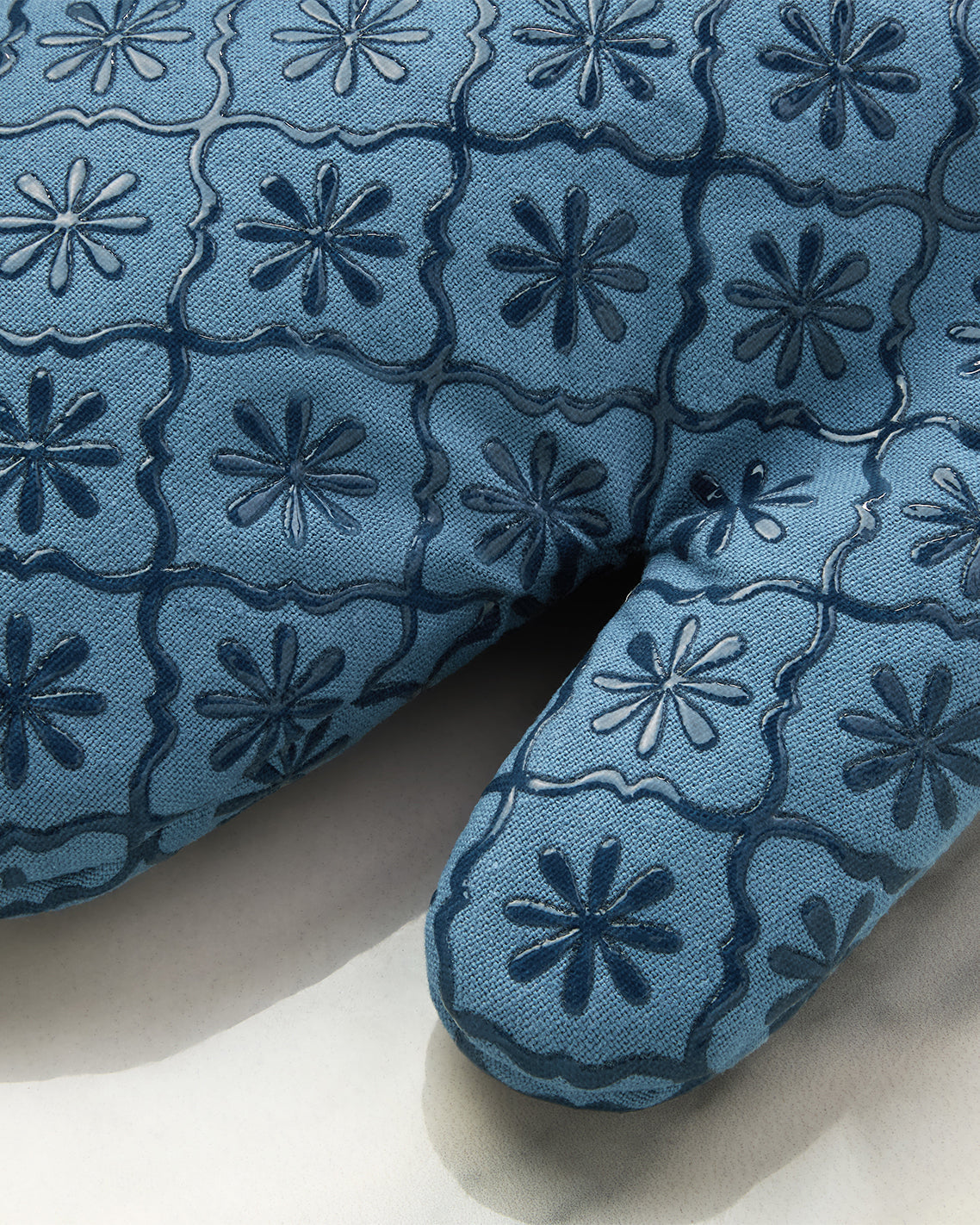 Geometric Floral Silicone Oven Mitt Set in Blue Blue - Draper James